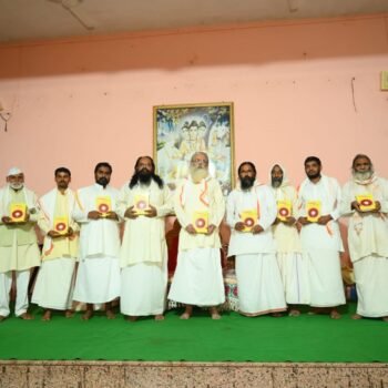 तन्वास ग्रंथ प्रकाशन करताना प.पू.परमात्मराज महाराज व इतर