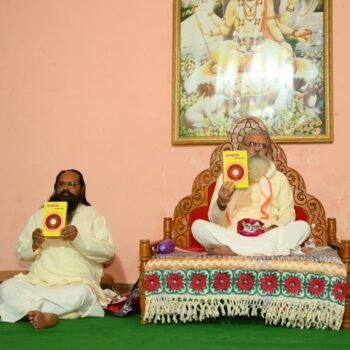 तन्वास ग्रंथ प्रकाशन करताना प.पू.परमात्मराज महाराज व इतर