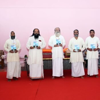 रस्याव ग्रंथ प्रकाशन करताना प.पू.परमात्मराज महाराज व इतर