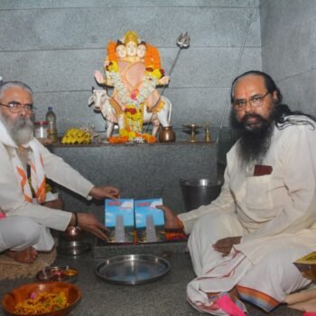 रस्याव ग्रंथ प्रकाशन करताना प.पू.परमात्मराज महाराज व इतर